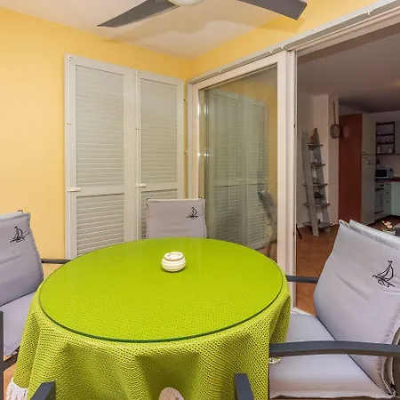 Апартаменты Malerisches Nur 50 Meter Zum Mit Privatem Balkon, Wifi, Privatparkplatz