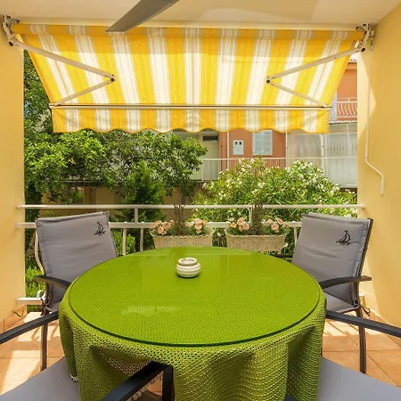 Апартаменты Malerisches Nur 50 Meter Zum Mit Privatem Balkon, Wifi, Privatparkplatz