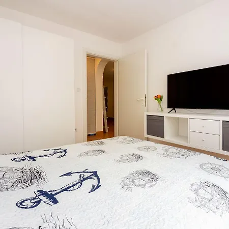 Malerisches Nur 50 Meter Zum Mit Privatem Balkon, Wifi, Privatparkplatz Apartmán
