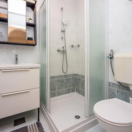Malerisches Nur 50 Meter Zum Mit Privatem Balkon, Wifi, Privatparkplatz Apartmán Selce