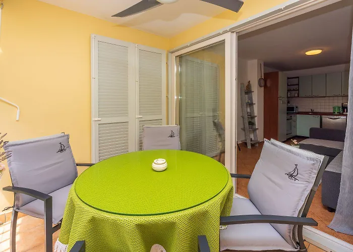 Apartment Malerisches Nur 50 Meter Zum Mit Privatem Balkon, Wifi, Privatparkplatz